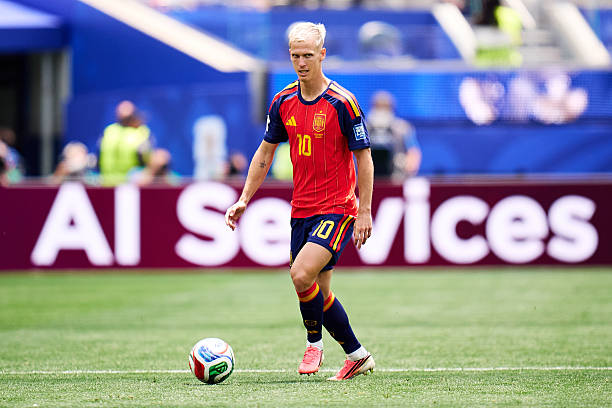 Dani Olmo (7.1): Gây phấn khích với pha xoay người kỹ thuật trong vòng cấm để loại bỏ sự đeo bám của hậu vệ đối phương. Bên cạnh mặt trận tấn công, tinh thần hỗ trợ phòng ngự của anh ở trận này cũng rất đáng khen ngợi. Ảnh: Getty Images

Lamine Yamal (6.7): Dù bị Konrad Laimer theo sát như hình với bóng, tài năng trẻ này vẫn biết cách tạo ra những khoảnh khắc thiên tài mỗi khi có khoảng trống. Thật đáng tiếc khi anh bị khước từ một bàn thắng rõ rệt ở những phút cuối cùng của trận đấu. Ảnh: Getty Images

Alex Baena (7.6): Nhập cuộc đầy hứng khởi và là linh hồn trong những đợt lên bóng sắc nét nhất bên phía Tây Ban Nha. Đường tạt bóng chuẩn xác của anh để Porro lập công là minh chứng rõ nét cho nhãn quan tuyệt vời. Ảnh: Getty Images

Mikel Oyarzabal (8.6): Trở thành hung thần trong vòng cấm với khả năng chọn vị trí thông minh và dứt điểm vô cùng sắc lẹm. Hai bàn thắng dễ dàng từ những nỗ lực của Cucurella đã khẳng định bản năng sát thủ của tiền đạo này. Ảnh: Getty Images

Ảnh chấm điểm tuyển Tây Ban Nha. Ảnh: Bongda.com.vn