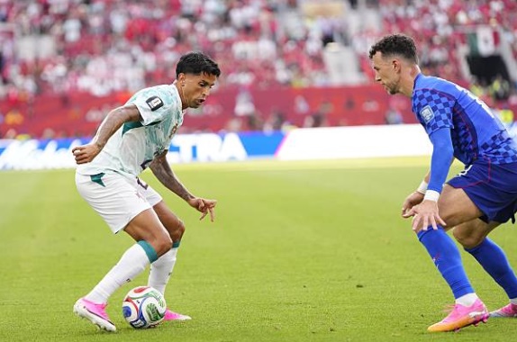 Joao Cancelo (6.5): Thi đấu tích cực bên hành lang cánh và có nhiều quả treo bóng khó chịu. Tuy nhiên, anh cần áp sát quyết liệt hơn trong tình huống để Perisic dứt điểm ghi bàn mở tỉ số.

Ruben Dias (6.9): Phải nhận thẻ vàng từ sớm khiến trung vệ này thi đấu có phần thận trọng và lúng túng trước sức ép từ hàng công Croatia. Một ngày thi đấu vất vả của thủ lĩnh hàng thủ.

Renato Veiga (7.4): Điểm sáng lớn nơi hàng phòng ngự với những pha cản phá và không chiến kịp thời để bọc lót cho đồng đội. Anh cũng chính là người mang về quả phạt đền bước ngoặt cho đội nhà.

Nuno Mendes (7.5): Cầu thủ chơi hay nhất ở hàng thủ. Mendes hoạt động không mệt mỏi, tạo ra ít nhất ba cơ hội rõ rệt và duy trì sự ổn định tuyệt vời trong khâu luân chuyển bóng.

Neves (6.9): Hoàn thành tốt vai trò đánh chặn và càn lướt ở khu vực trung tuyến. Sự nhiệt huyết của anh giúp Bồ Đào Nha duy trì được thế trận trước hàng tiền vệ kỹ thuật của đối phương.

Vitinha (6.5): Kiểm soát bóng tốt nhưng thiếu đi những đường chuyền mang tính đột biến cao. Anh chơi ở mức tròn vai và chưa thực sự tạo ra sức bật cho mặt trận tấn công.

Bruno Fernandes (6.3): Một trận đấu dưới sức của nhạc trưởng đang khoác áo Man Utd. Anh lạc nhịp trong các pha phối hợp và không tạo ra được đường chuyền dọn cỗ nào đáng chú ý.

Pedro Neto (6.4): Tận dụng tốc độ để quấy nhiễu hàng thủ đối phương nhưng thiếu đi sự sắc sảo trong các pha xử lý cuối cùng. Anh bị thay ra sau một giờ thi đấu kém hiệu quả.

Rafael Leao (7.5): Là nguồn năng lượng dồi dào nhất trên hàng công. Dù trước đó có nhiều quả tạt hỏng, nhưng đường kiến tạo quyết định ở phút bù giờ đã khẳng định giá trị ngôi sao của anh.

Cristiano Ronaldo (7.3): Chịu khó di chuyển và dứt điểm. Ronaldo thực hiện thành công quả phạt đền để san bằng tỉ số và có thêm 1 lần đưa bóng vào lưới đối thủ nhưng bị VAR khước từ.

Goncalo Ramos (7.2): Sắm vai người hùng với pha chạy chỗ và đánh đầu lái bóng đẳng cấp ở phút bù giờ, mang về chiến thắng quý giá cho Bồ Đào Nha.

Chấm điểm tuyển Bồ Đào Nha theo BongDa.com.vn.