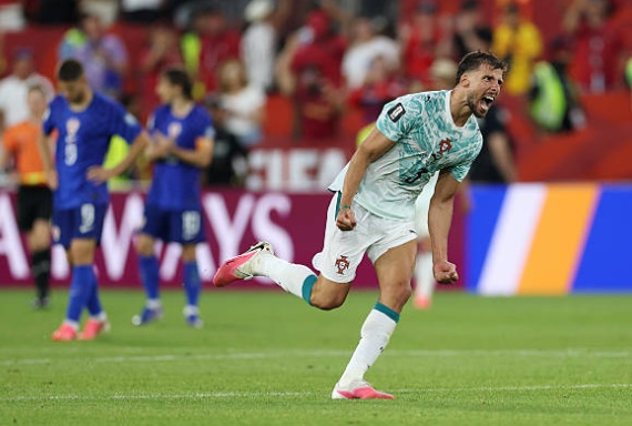 Ruben Dias (6.9): Phải nhận thẻ vàng từ sớm khiến trung vệ này thi đấu có phần thận trọng và lúng túng trước sức ép từ hàng công Croatia. Một ngày thi đấu vất vả của thủ lĩnh hàng thủ.

Renato Veiga (7.4): Điểm sáng lớn nơi hàng phòng ngự với những pha cản phá và không chiến kịp thời để bọc lót cho đồng đội. Anh cũng chính là người mang về quả phạt đền bước ngoặt cho đội nhà.

Nuno Mendes (7.5): Cầu thủ chơi hay nhất ở hàng thủ. Mendes hoạt động không mệt mỏi, tạo ra ít nhất ba cơ hội rõ rệt và duy trì sự ổn định tuyệt vời trong khâu luân chuyển bóng.

Neves (6.9): Hoàn thành tốt vai trò đánh chặn và càn lướt ở khu vực trung tuyến. Sự nhiệt huyết của anh giúp Bồ Đào Nha duy trì được thế trận trước hàng tiền vệ kỹ thuật của đối phương.

Vitinha (6.5): Kiểm soát bóng tốt nhưng thiếu đi những đường chuyền mang tính đột biến cao. Anh chơi ở mức tròn vai và chưa thực sự tạo ra sức bật cho mặt trận tấn công.

Bruno Fernandes (6.3): Một trận đấu dưới sức của nhạc trưởng đang khoác áo Man Utd. Anh lạc nhịp trong các pha phối hợp và không tạo ra được đường chuyền dọn cỗ nào đáng chú ý.

Pedro Neto (6.4): Tận dụng tốc độ để quấy nhiễu hàng thủ đối phương nhưng thiếu đi sự sắc sảo trong các pha xử lý cuối cùng. Anh bị thay ra sau một giờ thi đấu kém hiệu quả.

Rafael Leao (7.5): Là nguồn năng lượng dồi dào nhất trên hàng công. Dù trước đó có nhiều quả tạt hỏng, nhưng đường kiến tạo quyết định ở phút bù giờ đã khẳng định giá trị ngôi sao của anh.

Cristiano Ronaldo (7.3): Chịu khó di chuyển và dứt điểm. Ronaldo thực hiện thành công quả phạt đền để san bằng tỉ số và có thêm 1 lần đưa bóng vào lưới đối thủ nhưng bị VAR khước từ.

Goncalo Ramos (7.2): Sắm vai người hùng với pha chạy chỗ và đánh đầu lái bóng đẳng cấp ở phút bù giờ, mang về chiến thắng quý giá cho Bồ Đào Nha.

Chấm điểm tuyển Bồ Đào Nha theo BongDa.com.vn.