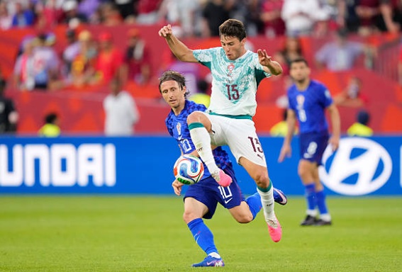 Neves (6.9): Hoàn thành tốt vai trò đánh chặn và càn lướt ở khu vực trung tuyến. Sự nhiệt huyết của anh giúp Bồ Đào Nha duy trì được thế trận trước hàng tiền vệ kỹ thuật của đối phương.

Vitinha (6.5): Kiểm soát bóng tốt nhưng thiếu đi những đường chuyền mang tính đột biến cao. Anh chơi ở mức tròn vai và chưa thực sự tạo ra sức bật cho mặt trận tấn công.

Bruno Fernandes (6.3): Một trận đấu dưới sức của nhạc trưởng đang khoác áo Man Utd. Anh lạc nhịp trong các pha phối hợp và không tạo ra được đường chuyền dọn cỗ nào đáng chú ý.

Pedro Neto (6.4): Tận dụng tốc độ để quấy nhiễu hàng thủ đối phương nhưng thiếu đi sự sắc sảo trong các pha xử lý cuối cùng. Anh bị thay ra sau một giờ thi đấu kém hiệu quả.

Rafael Leao (7.5): Là nguồn năng lượng dồi dào nhất trên hàng công. Dù trước đó có nhiều quả tạt hỏng, nhưng đường kiến tạo quyết định ở phút bù giờ đã khẳng định giá trị ngôi sao của anh.

Cristiano Ronaldo (7.3): Chịu khó di chuyển và dứt điểm. Ronaldo thực hiện thành công quả phạt đền để san bằng tỉ số và có thêm 1 lần đưa bóng vào lưới đối thủ nhưng bị VAR khước từ.

Goncalo Ramos (7.2): Sắm vai người hùng với pha chạy chỗ và đánh đầu lái bóng đẳng cấp ở phút bù giờ, mang về chiến thắng quý giá cho Bồ Đào Nha.

Chấm điểm tuyển Bồ Đào Nha theo BongDa.com.vn.