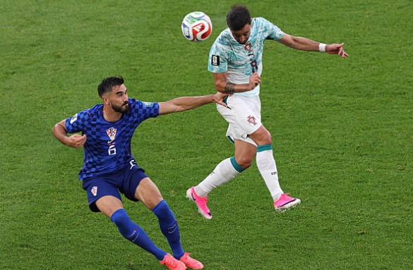 Bruno Fernandes (6.3): Một trận đấu dưới sức của nhạc trưởng đang khoác áo Man Utd. Anh lạc nhịp trong các pha phối hợp và không tạo ra được đường chuyền dọn cỗ nào đáng chú ý.

Pedro Neto (6.4): Tận dụng tốc độ để quấy nhiễu hàng thủ đối phương nhưng thiếu đi sự sắc sảo trong các pha xử lý cuối cùng. Anh bị thay ra sau một giờ thi đấu kém hiệu quả.

Rafael Leao (7.5): Là nguồn năng lượng dồi dào nhất trên hàng công. Dù trước đó có nhiều quả tạt hỏng, nhưng đường kiến tạo quyết định ở phút bù giờ đã khẳng định giá trị ngôi sao của anh.

Cristiano Ronaldo (7.3): Chịu khó di chuyển và dứt điểm. Ronaldo thực hiện thành công quả phạt đền để san bằng tỉ số và có thêm 1 lần đưa bóng vào lưới đối thủ nhưng bị VAR khước từ.

Goncalo Ramos (7.2): Sắm vai người hùng với pha chạy chỗ và đánh đầu lái bóng đẳng cấp ở phút bù giờ, mang về chiến thắng quý giá cho Bồ Đào Nha.

Chấm điểm tuyển Bồ Đào Nha theo BongDa.com.vn.
