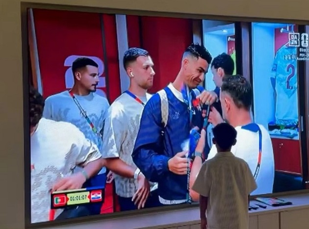 Ảnh bài viết Vợ con Ronaldo ăn mừng bàn thắng lịch sử qua màn ảnh nhỏ