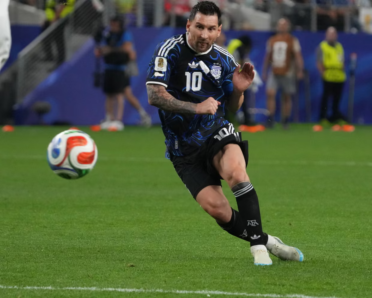 Cabral chọn tập trung thay vì ngưỡng mộ Messi trên sân. Ảnh: Getty Images.
