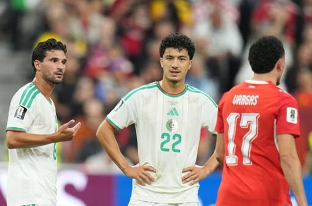 Ibrahim Maza (giữa) thi đấu nhạt nhòa trong trận thua của Algeria trước Thụy Sĩ. Ảnh: Bayer 04 Leverkusen