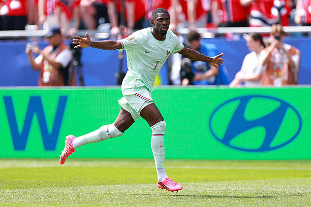 Ousmane Dembele tỏa s&aacute;ng gi&uacute;p Ph&aacute;p đi tiếp. Ảnh: Getty Images. 