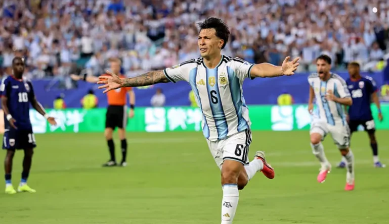 Martinez ghi bàn thứ 2 cho Argentina. Ảnh: Getty Images.