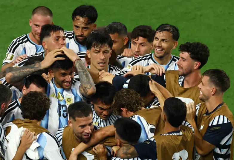 Các cầu thủ Argentina ăn mừng bàn thắng thứ 3. Ảnh: Getty Images.