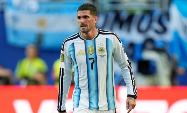 Rodrigo De Paul (6.7 điểm). Thi đấu năng nổ bên hành lang cánh phải trong sơ đồ 4-4-2. De Paul thực hiện nhiều pha tranh chấp quan trọng và có những đường tạt bóng khó chịu vào vòng cấm. Ảnh: Getty Images.