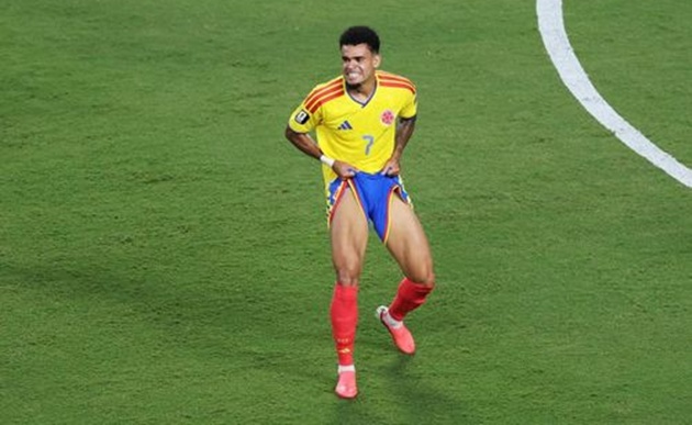 Diaz khá vô duyên tại World Cup 2026. Ở trận gặp CHDC Congo, ngôi sao Bayern Munich có 2 lần bị từ chối bàn thắng do việt vị. (Ảnh: Getty Images)

Ngôi sao sáng nhất của Colombia liên tục nhận bóng ở tư thế việt vị suốt giải đấu. (Ảnh: The Athletic)


Nếu không việt vị, Diaz cũng không thể đánh bại Ati Zigi ngay cả khi đối mặt với thủ môn. (Ảnh: X)


Dù sao thì Colombia đã tiến vào vòng 16 đội với chiến thắng tối thiểu. Toàn đội tổ chức ăn mừng bằng cách cầu nguyện khi trận đấu vừa khép lại. (Ảnh: ESPN UK)


Tập thể áo vàng tạo thành vòng tròn thực hiện nghi thức cầu nguyện, điều gây chú ý với dư luận. (Ảnh: ESPN UK)


Chiến thắng tối thiểu đánh dấu lần đầu tiên Colombia có trận thứ 3 liên tiếp Colombia giữ sạch lưới ở World Cup 2026. (Ảnh: Getty Images)