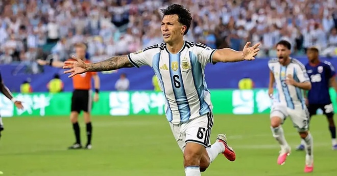 Ảnh bài viết Lisandro Martinez và màn trình diễn toàn năng giúp Argentina thoát hiểm