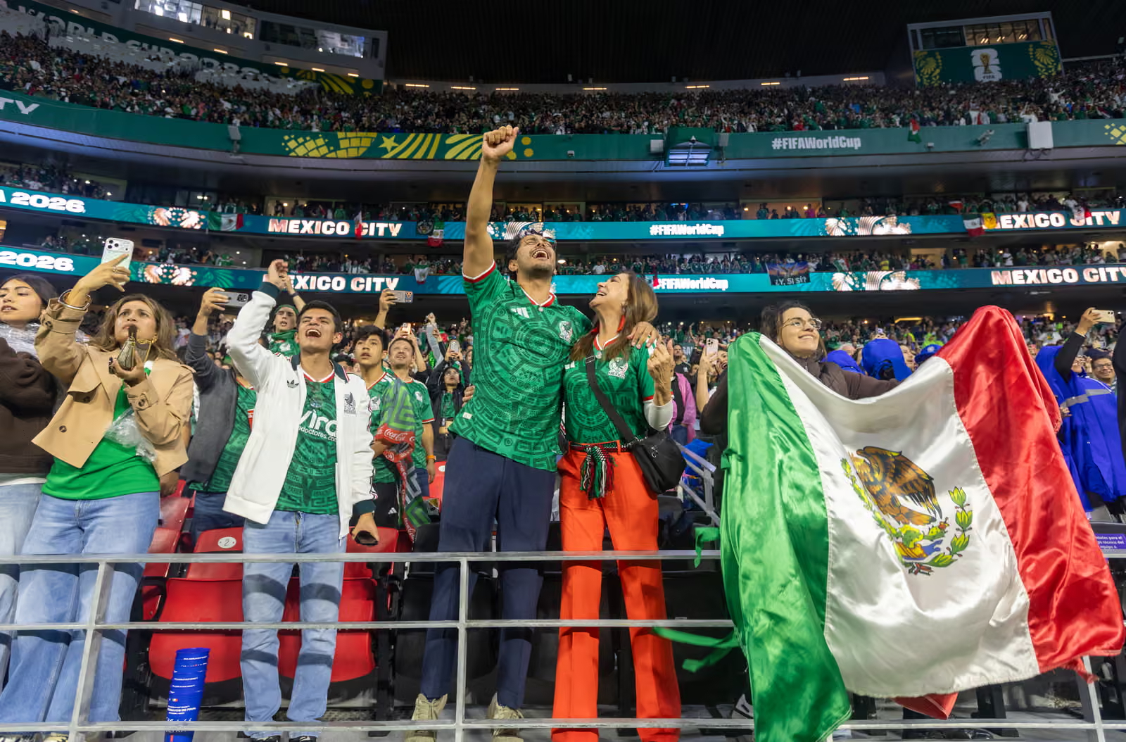 Không khí loãng Azteca khiến mọi toan tính trở nên mong manh. Ảnh: Getty Images.