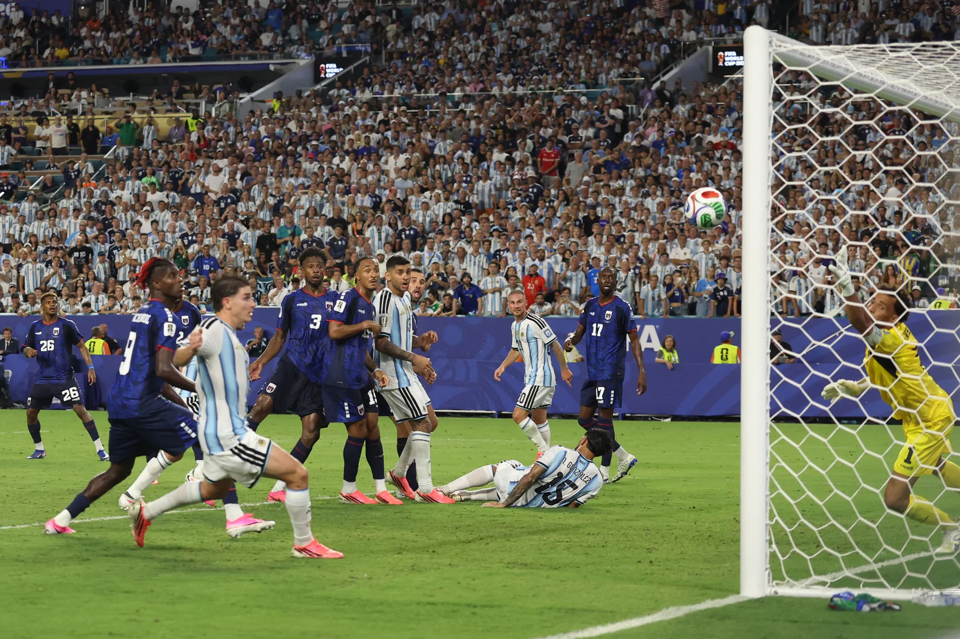 Cape Verde ngẩng cao đầu rời World Cup. Ảnh: Getty Images.