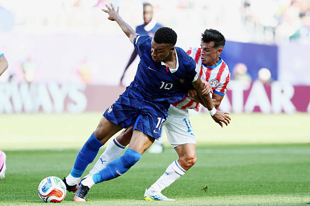 Mbappe liên tục bị các cầu thủ Paraguay theo kèm chặt chẽ.