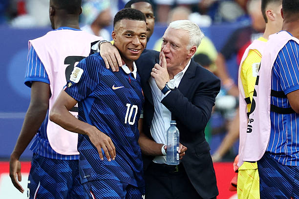 Kylian Mbappe được Didier Deschamps bảo vệ. Ảnh: Getty Images