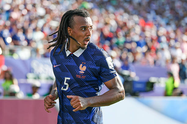 Jules Kounde (7.6): Với việc không phải chịu nhiều sức ép trong khâu phòng ngự, Kounde thường xuyên dâng cao để hỗ trợ các đợt tấn công của đội nhà. Ảnh: Getty Images

Lucas Digne (7.7): Dù không đóng góp quá nhiều vào mặt trận tấn công, nhưng khả năng phòng ngự của Digne trong trận đấu này là vô cùng chắc chắn và khó có thể chê trách. Ảnh: Getty Images

Dayot Upamecano (7.8): Trong một vài tình huống Paraguay nỗ lực dâng cao, trung vệ đang khoác áo Bayern Munich đã phát huy sức mạnh ấn tượng để hóa giải mọi nguy cơ. Ảnh: Getty Images

William Saliba (7.6): Một buổi tối thi đấu dễ dàng của hậu vệ thuộc biên chế Arsenal. Tốc độ tuyệt vời giúp anh luôn chủ động trong các pha tranh chấp và không bao giờ rơi vào tình trạng bị động. Ảnh: Getty Images

Adrien Rabiot (7.4): Tiền vệ này đã nỗ lực hết mình và không ngại va chạm để kiểm soát khu trung tuyến, dù đôi khi tầm ảnh hưởng thực tế của anh lên lối chơi vẫn gây ra những ý kiến trái chiều. Ảnh: Getty Images

Manu Kone (6.9): Dù phải nhận thẻ vàng sau một pha phạm lỗi thô bạo, Kone vẫn là một trong những điểm sáng của Pháp. Anh suýt chút nữa đã ghi bàn nếu cú sút xa hiểm hóc không bị thủ môn Orlando Gill cản phá xuất sắc. Ảnh: Getty Images

Michael Olise (6.8): Một màn trình diễn mờ nhạt của ngôi sao Bayern Munich khi anh chỉ tạo ra được duy nhất một cơ hội đáng chú ý vào những phút bù giờ của trận đấu. Ảnh: Getty Images

Bradley Barcola (6.3): Dù sở hữu một vài khoảnh khắc nỗ lực bên hành lang cánh, tiền vệ của PSG nhìn chung thi đấu khá im hơi lặng tiếng và sớm bị thay ra bởi Desire Doue sau phút 60. Ảnh: Getty Images

Ousmane Dembele (6.9): Dembele có một vài đường chuyền xuyên phá khá tốt, nhưng nhìn chung ngôi sao tấn công này vẫn chưa thể hiện được phong độ bùng nổ vốn có của mình. Ảnh: Getty Images

Kylian Mbappe (7.7): Một trận đấu tương đối lặng lẽ so với tiêu chuẩn cực cao của anh, cho đến khi Mbappe lạnh lùng phá vỡ thế bế tắc trên chấm phạt đền. Bàn thắng này giúp anh san bằng kỷ lục của Lionel Messi với 7 pha lập công trong cuộc đua giành Chiếc giày vàng. Ảnh: Getty Images

Chấm điểm đội tuyển Pháp. Ảnh: Bongda.com.vn.