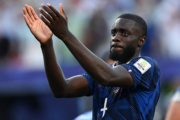 Dayot Upamecano (7.8): Trong một vài tình huống Paraguay nỗ lực dâng cao, trung vệ đang khoác áo Bayern Munich đã phát huy sức mạnh ấn tượng để hóa giải mọi nguy cơ. Ảnh: Getty Images

William Saliba (7.6): Một buổi tối thi đấu dễ dàng của hậu vệ thuộc biên chế Arsenal. Tốc độ tuyệt vời giúp anh luôn chủ động trong các pha tranh chấp và không bao giờ rơi vào tình trạng bị động. Ảnh: Getty Images

Adrien Rabiot (7.4): Tiền vệ này đã nỗ lực hết mình và không ngại va chạm để kiểm soát khu trung tuyến, dù đôi khi tầm ảnh hưởng thực tế của anh lên lối chơi vẫn gây ra những ý kiến trái chiều. Ảnh: Getty Images

Manu Kone (6.9): Dù phải nhận thẻ vàng sau một pha phạm lỗi thô bạo, Kone vẫn là một trong những điểm sáng của Pháp. Anh suýt chút nữa đã ghi bàn nếu cú sút xa hiểm hóc không bị thủ môn Orlando Gill cản phá xuất sắc. Ảnh: Getty Images

Michael Olise (6.8): Một màn trình diễn mờ nhạt của ngôi sao Bayern Munich khi anh chỉ tạo ra được duy nhất một cơ hội đáng chú ý vào những phút bù giờ của trận đấu. Ảnh: Getty Images

Bradley Barcola (6.3): Dù sở hữu một vài khoảnh khắc nỗ lực bên hành lang cánh, tiền vệ của PSG nhìn chung thi đấu khá im hơi lặng tiếng và sớm bị thay ra bởi Desire Doue sau phút 60. Ảnh: Getty Images

Ousmane Dembele (6.9): Dembele có một vài đường chuyền xuyên phá khá tốt, nhưng nhìn chung ngôi sao tấn công này vẫn chưa thể hiện được phong độ bùng nổ vốn có của mình. Ảnh: Getty Images

Kylian Mbappe (7.7): Một trận đấu tương đối lặng lẽ so với tiêu chuẩn cực cao của anh, cho đến khi Mbappe lạnh lùng phá vỡ thế bế tắc trên chấm phạt đền. Bàn thắng này giúp anh san bằng kỷ lục của Lionel Messi với 7 pha lập công trong cuộc đua giành Chiếc giày vàng. Ảnh: Getty Images

Chấm điểm đội tuyển Pháp. Ảnh: Bongda.com.vn.