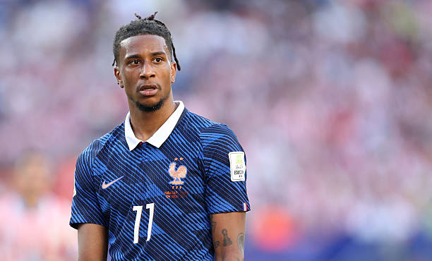 Michael Olise (6.8): Một màn trình diễn mờ nhạt của ngôi sao Bayern Munich khi anh chỉ tạo ra được duy nhất một cơ hội đáng chú ý vào những phút bù giờ của trận đấu. Ảnh: Getty Images

Bradley Barcola (6.3): Dù sở hữu một vài khoảnh khắc nỗ lực bên hành lang cánh, tiền vệ của PSG nhìn chung thi đấu khá im hơi lặng tiếng và sớm bị thay ra bởi Desire Doue sau phút 60. Ảnh: Getty Images

Ousmane Dembele (6.9): Dembele có một vài đường chuyền xuyên phá khá tốt, nhưng nhìn chung ngôi sao tấn công này vẫn chưa thể hiện được phong độ bùng nổ vốn có của mình. Ảnh: Getty Images

Kylian Mbappe (7.7): Một trận đấu tương đối lặng lẽ so với tiêu chuẩn cực cao của anh, cho đến khi Mbappe lạnh lùng phá vỡ thế bế tắc trên chấm phạt đền. Bàn thắng này giúp anh san bằng kỷ lục của Lionel Messi với 7 pha lập công trong cuộc đua giành Chiếc giày vàng. Ảnh: Getty Images

Chấm điểm đội tuyển Pháp. Ảnh: Bongda.com.vn.