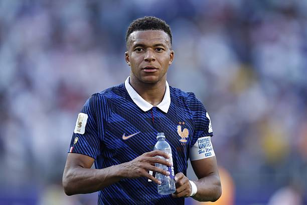 Kylian Mbappe (7.7): Một trận đấu tương đối lặng lẽ so với tiêu chuẩn cực cao của anh, cho đến khi Mbappe lạnh lùng phá vỡ thế bế tắc trên chấm phạt đền. Bàn thắng này giúp anh san bằng kỷ lục của Lionel Messi với 7 pha lập công trong cuộc đua giành Chiếc giày vàng. Ảnh: Getty Images

Chấm điểm đội tuyển Pháp. Ảnh: Bongda.com.vn.