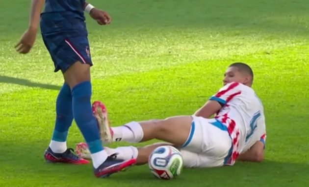 Caceres đá vào Mbappe nhưng trọng tài không phát hiện sự việc. (Ảnh: BBC)