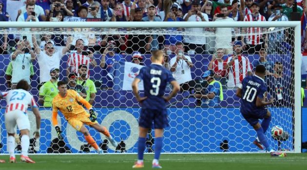 Mbappe phải cảm ơn Dembele sau cú penalty thành bàn. Ảnh: Getty Images.