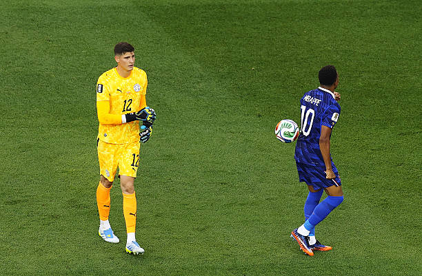 T&igrave;nh huống mang t&iacute;nh chất khi&ecirc;u kh&iacute;ch của thủ th&agrave;nh Paraguay với Kylian Mbappe. Ảnh: Getty Images.