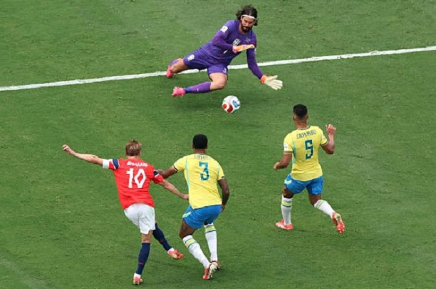 Alisson Becker (6.3/10): Ra vào hợp lý và cản phá tốt cú dứt điểm của Odegaard trong hiệp một. Anh hoàn toàn không có lỗi trong cả hai bàn thua. Toàn bộ ảnh: Getty.

Danilo (5.9/10): Tỏ ra hụt hơi trước các tiền vệ cánh đối phương. Chuyền bóng kém và mắc lỗi vị trí khi không áp sát Haaland ở bàn thua thứ hai.

Marquinhos (6/10): Thi đấu tương đối thảnh thơi khi Haaland chủ yếu áp sát Gabriel. Anh có vài tình huống không chiến giải nguy từ các pha bóng cố định.

Gabriel Magalhaes (5.5/10): Chủ yếu kiềm tỏa được Haaland trong phần lớn trận đấu, nhưng lại thất bại hoàn toàn trong pha tranh chấp trên không dẫn đến bàn mở tỷ số của Na Uy.

Douglas Santos (6.1/10): Thi đấu tròn vai ở vị trí hậu vệ cánh trái, hỗ trợ phòng ngự ổn định và tích cực tiếp bóng cho Vinicius Jr phía trên.

Casemiro (6.4/10): Đôi lúc bị hàng tiền vệ tốc độ của Na Uy bỏ lại phía sau. Dù vậy, anh vẫn phối hợp tốt và suýt có một kiến tạo cho Martinelli.

Bruno Guimaraes (6.1/10): Có vài đường chuyền sáng nước trong khâu triển khai. Tuy nhiên, cú sút phạt đền hỏng ăn của anh đã khiến Brazil phải trả giá đắt.

Gabriel Martinelli (6.8/10): Kết hợp ăn ý với Vinicius Jr bên hành lang cánh trái nhờ xu hướng dạt biên linh hoạt trước khi rời sân nhường chỗ cho Neymar.

Rayan (6.6/10): Thi đấu năng nổ và tích cực di chuyển không bóng để hỗ trợ đồng đội, nhưng lại thiếu đi sự đột biến cần thiết để đe dọa hàng thủ Na Uy.

Matheus Cunha (6.7/10): Mang về quả phạt đền đầu tiên cho Brazil sau tình huống "cài" Ajer phạm lỗi. Ngoài pha bóng đó, anh thi đấu thiếu quyết đoán.

Vinicius Jr (6.4/10): Tiếp tục duy trì sự năng nổ khi liên tục vượt qua người truy cản, tự mình dứt điểm nguy hiểm và mở ra cơ hội cho các đồng đội.