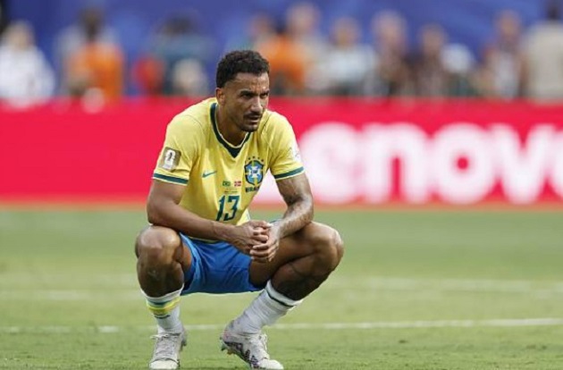 Danilo (5.9/10): Tỏ ra hụt hơi trước các tiền vệ cánh đối phương. Chuyền bóng kém và mắc lỗi vị trí khi không áp sát Haaland ở bàn thua thứ hai.

Marquinhos (6/10): Thi đấu tương đối thảnh thơi khi Haaland chủ yếu áp sát Gabriel. Anh có vài tình huống không chiến giải nguy từ các pha bóng cố định.

Gabriel Magalhaes (5.5/10): Chủ yếu kiềm tỏa được Haaland trong phần lớn trận đấu, nhưng lại thất bại hoàn toàn trong pha tranh chấp trên không dẫn đến bàn mở tỷ số của Na Uy.

Douglas Santos (6.1/10): Thi đấu tròn vai ở vị trí hậu vệ cánh trái, hỗ trợ phòng ngự ổn định và tích cực tiếp bóng cho Vinicius Jr phía trên.

Casemiro (6.4/10): Đôi lúc bị hàng tiền vệ tốc độ của Na Uy bỏ lại phía sau. Dù vậy, anh vẫn phối hợp tốt và suýt có một kiến tạo cho Martinelli.

Bruno Guimaraes (6.1/10): Có vài đường chuyền sáng nước trong khâu triển khai. Tuy nhiên, cú sút phạt đền hỏng ăn của anh đã khiến Brazil phải trả giá đắt.

Gabriel Martinelli (6.8/10): Kết hợp ăn ý với Vinicius Jr bên hành lang cánh trái nhờ xu hướng dạt biên linh hoạt trước khi rời sân nhường chỗ cho Neymar.

Rayan (6.6/10): Thi đấu năng nổ và tích cực di chuyển không bóng để hỗ trợ đồng đội, nhưng lại thiếu đi sự đột biến cần thiết để đe dọa hàng thủ Na Uy.

Matheus Cunha (6.7/10): Mang về quả phạt đền đầu tiên cho Brazil sau tình huống "cài" Ajer phạm lỗi. Ngoài pha bóng đó, anh thi đấu thiếu quyết đoán.

Vinicius Jr (6.4/10): Tiếp tục duy trì sự năng nổ khi liên tục vượt qua người truy cản, tự mình dứt điểm nguy hiểm và mở ra cơ hội cho các đồng đội.