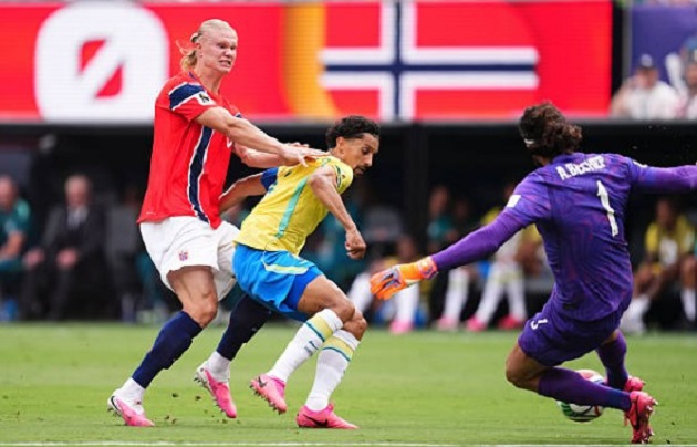 Marquinhos (6/10): Thi đấu tương đối thảnh thơi khi Haaland chủ yếu áp sát Gabriel. Anh có vài tình huống không chiến giải nguy từ các pha bóng cố định.

Gabriel Magalhaes (5.5/10): Chủ yếu kiềm tỏa được Haaland trong phần lớn trận đấu, nhưng lại thất bại hoàn toàn trong pha tranh chấp trên không dẫn đến bàn mở tỷ số của Na Uy.

Douglas Santos (6.1/10): Thi đấu tròn vai ở vị trí hậu vệ cánh trái, hỗ trợ phòng ngự ổn định và tích cực tiếp bóng cho Vinicius Jr phía trên.

Casemiro (6.4/10): Đôi lúc bị hàng tiền vệ tốc độ của Na Uy bỏ lại phía sau. Dù vậy, anh vẫn phối hợp tốt và suýt có một kiến tạo cho Martinelli.

Bruno Guimaraes (6.1/10): Có vài đường chuyền sáng nước trong khâu triển khai. Tuy nhiên, cú sút phạt đền hỏng ăn của anh đã khiến Brazil phải trả giá đắt.

Gabriel Martinelli (6.8/10): Kết hợp ăn ý với Vinicius Jr bên hành lang cánh trái nhờ xu hướng dạt biên linh hoạt trước khi rời sân nhường chỗ cho Neymar.

Rayan (6.6/10): Thi đấu năng nổ và tích cực di chuyển không bóng để hỗ trợ đồng đội, nhưng lại thiếu đi sự đột biến cần thiết để đe dọa hàng thủ Na Uy.

Matheus Cunha (6.7/10): Mang về quả phạt đền đầu tiên cho Brazil sau tình huống "cài" Ajer phạm lỗi. Ngoài pha bóng đó, anh thi đấu thiếu quyết đoán.

Vinicius Jr (6.4/10): Tiếp tục duy trì sự năng nổ khi liên tục vượt qua người truy cản, tự mình dứt điểm nguy hiểm và mở ra cơ hội cho các đồng đội.