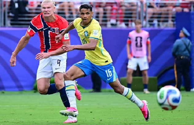 Douglas Santos (6.1/10): Thi đấu tròn vai ở vị trí hậu vệ cánh trái, hỗ trợ phòng ngự ổn định và tích cực tiếp bóng cho Vinicius Jr phía trên.

Casemiro (6.4/10): Đôi lúc bị hàng tiền vệ tốc độ của Na Uy bỏ lại phía sau. Dù vậy, anh vẫn phối hợp tốt và suýt có một kiến tạo cho Martinelli.

Bruno Guimaraes (6.1/10): Có vài đường chuyền sáng nước trong khâu triển khai. Tuy nhiên, cú sút phạt đền hỏng ăn của anh đã khiến Brazil phải trả giá đắt.

Gabriel Martinelli (6.8/10): Kết hợp ăn ý với Vinicius Jr bên hành lang cánh trái nhờ xu hướng dạt biên linh hoạt trước khi rời sân nhường chỗ cho Neymar.

Rayan (6.6/10): Thi đấu năng nổ và tích cực di chuyển không bóng để hỗ trợ đồng đội, nhưng lại thiếu đi sự đột biến cần thiết để đe dọa hàng thủ Na Uy.

Matheus Cunha (6.7/10): Mang về quả phạt đền đầu tiên cho Brazil sau tình huống "cài" Ajer phạm lỗi. Ngoài pha bóng đó, anh thi đấu thiếu quyết đoán.

Vinicius Jr (6.4/10): Tiếp tục duy trì sự năng nổ khi liên tục vượt qua người truy cản, tự mình dứt điểm nguy hiểm và mở ra cơ hội cho các đồng đội.