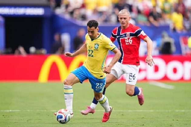 Gabriel Martinelli (6.8/10): Kết hợp ăn ý với Vinicius Jr bên hành lang cánh trái nhờ xu hướng dạt biên linh hoạt trước khi rời sân nhường chỗ cho Neymar.

Rayan (6.6/10): Thi đấu năng nổ và tích cực di chuyển không bóng để hỗ trợ đồng đội, nhưng lại thiếu đi sự đột biến cần thiết để đe dọa hàng thủ Na Uy.

Matheus Cunha (6.7/10): Mang về quả phạt đền đầu tiên cho Brazil sau tình huống "cài" Ajer phạm lỗi. Ngoài pha bóng đó, anh thi đấu thiếu quyết đoán.

Vinicius Jr (6.4/10): Tiếp tục duy trì sự năng nổ khi liên tục vượt qua người truy cản, tự mình dứt điểm nguy hiểm và mở ra cơ hội cho các đồng đội.