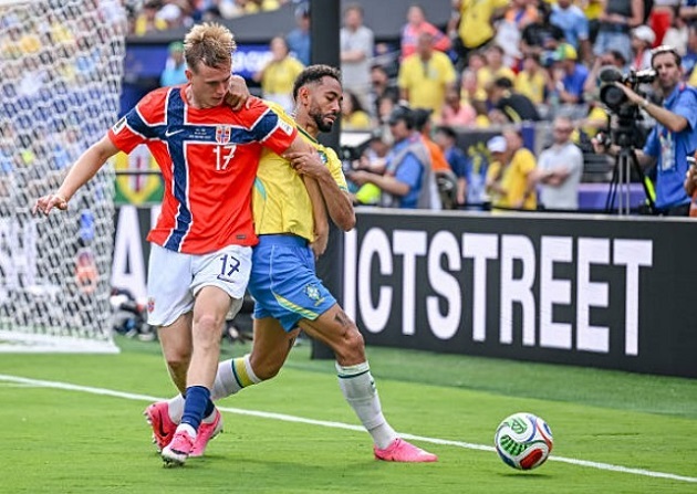 Matheus Cunha (6.7/10): Mang về quả phạt đền đầu tiên cho Brazil sau tình huống "cài" Ajer phạm lỗi. Ngoài pha bóng đó, anh thi đấu thiếu quyết đoán.

Vinicius Jr (6.4/10): Tiếp tục duy trì sự năng nổ khi liên tục vượt qua người truy cản, tự mình dứt điểm nguy hiểm và mở ra cơ hội cho các đồng đội.