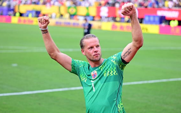 Thủ môn Orjan Nyland — 7.9 Cản phá thành công cú sút phạt đền của Guimaraes, trực tiếp giúp đội nhà giữ sạch lưới trong hiệp một. Cùng với Erling Haaland, anh chính là nhân tố phòng ngự xuất sắc nhất trận với một màn trình diễn đỉnh cao, duy trì phong độ ổn định từ đầu giải đấu đến nay. (Ảnh: Getty Images)