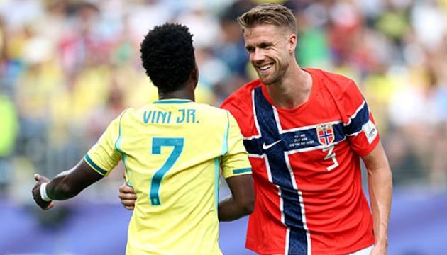 Kristoffer Ajer — 6.9 Không may phạm lỗi dẫn đến quả phạt đền của Matheus Cunha nhưng rất may mắn khi đã được Nyland cứu thua xuất thần. Ngoại trừ khoảnh khắc thiếu tập trung đó, trung vệ này đã thi đấu vô cùng chắc chắn và kỷ luật suốt thời gian còn lại. (Ảnh: Getty Images)