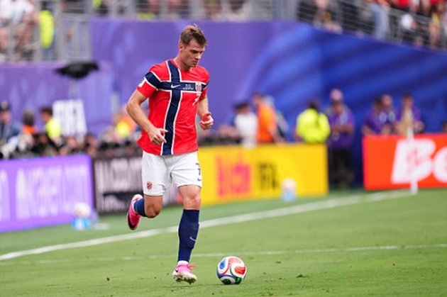 Tiền đạo Alexander Sorloth — 6 Trở thành điểm đến vô cùng hữu hiệu cho các đường chuyền vượt tuyến từ sân nhà. Có đóng góp dấu giày vào tình huống dẫn đến bàn thắng bị tước của Berg, dù chính anh là người đã mắc lỗi việt vị trong pha bóng xây dựng này. (Ảnh: Getty Images)