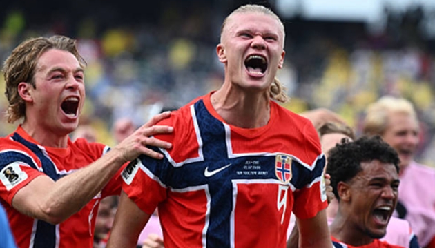 Erling Haaland — 8.9 Bị các hậu vệ Brazil theo kèm cực kỳ gắt gao trong hiệp một nhưng đã lột xác bùng nổ hoàn toàn ở hiệp hai. Đánh đầu dũng mãnh mở tỷ số trận đấu, sau đó tung cú dứt điểm lạnh lùng ấn định tấm vé vào chơi vòng tứ kết cho đội nhà. (Ảnh: Getty Images)