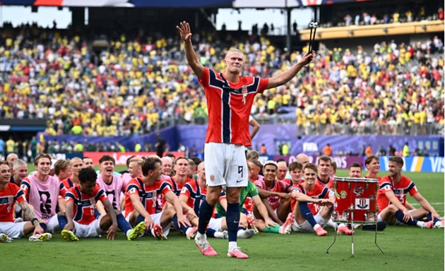 Haaland cùng các đồng đội ăn mừng. (Ảnh: Getty Images)