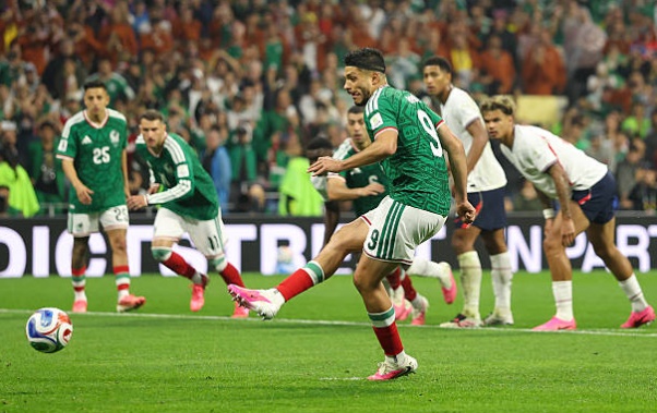 Raul Jimenez sút phạt đền thành công, qua đó rút ngắn tỷ số xuống còn 2-3. Ảnh: Getty Images