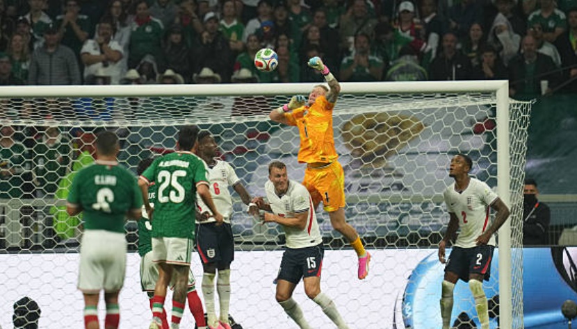 Jordan Pickford (7.1): Một trận đấu ổn định của người gác đền thuộc biên chế Everton. Anh đã có hai pha cứu thua xuất sắc để từ chối các cú đánh đầu của Jimenez trong hiệp một và luôn giữ được sự quyết đoán trong các pha ra vào dù phải chịu sức ép khủng khiếp từ khán đài Azteca.

Nico O'Reilly (6.3): Cầu thủ trẻ này đã có màn trình diễn năng nổ ở vị trí hậu vệ cánh trái. Anh suýt chút nữa đã có bàn thắng ở đầu hiệp hai khi cú dứt điểm chạm người Bellingham đi trúng cột dọc. Tuy nhiên, tâm lý thi đấu của anh đôi chút bị ảnh hưởng khi trận đấu trở nên căng thẳng ở những phút cuối.

Ezri Konsa (7.0): Dù gặp đôi chút khó khăn trước Jimenez trong hiệp một và có pha phá bóng chưa thực sự tốt dẫn đến bàn thua đầu tiên, Konsa đã lột xác trong hiệp hai. Khi được chuyển sang đá hậu vệ phải, anh đã chơi vô cùng chắc chắn.

Jarell Quansah (6.0): Một vết gợn trong chiến thắng của ĐT Anh. Dù đã chơi khá tốt trong các pha đối đầu tay đôi trước đó, nhưng tình huống vào bóng nguy hiểm dẫn đến thẻ đỏ trực tiếp đã đẩy các đồng đội vào thế khó trong phần lớn thời gian hiệp hai.

Elliot Anderson (7.1): Một trong những cầu thủ thầm lặng nhưng hiệu quả nhất. Khả năng áp sát tầm cao của anh đã trực tiếp dẫn đến bàn thắng thứ hai. Anderson cũng cho thấy sự bền bỉ với những pha tranh chấp không khoan nhượng ở khu vực giữa sân.

Declan Rice (6.7): Dù phải nhận thẻ vàng ngay từ phút đầu tiên, Rice vẫn giữ được sự tỉnh táo để cầm nhịp trận đấu. Anh là người khởi xướng đợt tấn công dẫn đến bàn mở tỷ số và luôn có mặt ở các điểm nóng để giải vây.

Anthony Gordon (7.1): Sử dụng tốc độ xé gió của mình để gây ra vô vàn khó khăn cho hàng thủ Mexico. Chính Gordon là người mang về quả phạt đền quý giá giúp Anh nâng tỷ số lên 3-1 và là phương án phản công hữu hiệu khi đội chỉ còn 10 người.

Jude Bellingham (9.1): Cầu thủ xuất sắc nhất trận đấu. Hai pha xâm nhập vòng cấm và dứt điểm tinh tế ở hiệp một đã định đoạt số phận trận đấu. Bellingham không chỉ ghi bàn mà còn là linh hồn trong lối chơi, liên tục kéo cả đội hình tiến lên phía trước.

Bukayo Saka (7.3): Một trận đấu đầy nỗ lực của Saka. Anh có pha kiến tạo dọn cỗ để Bellingham mở tỷ số. Dù không duy trì được sự bùng nổ trong suốt trận đấu, nhưng sự hy sinh và khả năng hỗ trợ phòng ngự của anh là rất đáng khen ngợi trước khi bị thay ra.

Harry Kane (8.0): Một bàn thắng từ chấm 11m và một pha kiến tạo giúp Kane tiếp tục nuôi hy vọng trong cuộc đua Chiếc giày vàng. Ngoài vai trò tấn công, đội trưởng tuyển Anh còn gây ấn tượng mạnh với khả năng hỗ trợ phòng ngự tuyệt vời trong thế trận thiếu người.