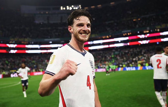 Declan Rice (6.7): Dù phải nhận thẻ vàng ngay từ phút đầu tiên, Rice vẫn giữ được sự tỉnh táo để cầm nhịp trận đấu. Anh là người khởi xướng đợt tấn công dẫn đến bàn mở tỷ số và luôn có mặt ở các điểm nóng để giải vây.

Anthony Gordon (7.1): Sử dụng tốc độ xé gió của mình để gây ra vô vàn khó khăn cho hàng thủ Mexico. Chính Gordon là người mang về quả phạt đền quý giá giúp Anh nâng tỷ số lên 3-1 và là phương án phản công hữu hiệu khi đội chỉ còn 10 người.

Jude Bellingham (9.1): Cầu thủ xuất sắc nhất trận đấu. Hai pha xâm nhập vòng cấm và dứt điểm tinh tế ở hiệp một đã định đoạt số phận trận đấu. Bellingham không chỉ ghi bàn mà còn là linh hồn trong lối chơi, liên tục kéo cả đội hình tiến lên phía trước.

Bukayo Saka (7.3): Một trận đấu đầy nỗ lực của Saka. Anh có pha kiến tạo dọn cỗ để Bellingham mở tỷ số. Dù không duy trì được sự bùng nổ trong suốt trận đấu, nhưng sự hy sinh và khả năng hỗ trợ phòng ngự của anh là rất đáng khen ngợi trước khi bị thay ra.

Harry Kane (8.0): Một bàn thắng từ chấm 11m và một pha kiến tạo giúp Kane tiếp tục nuôi hy vọng trong cuộc đua Chiếc giày vàng. Ngoài vai trò tấn công, đội trưởng tuyển Anh còn gây ấn tượng mạnh với khả năng hỗ trợ phòng ngự tuyệt vời trong thế trận thiếu người.