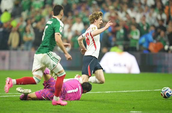 Anthony Gordon (7.1): Sử dụng tốc độ xé gió của mình để gây ra vô vàn khó khăn cho hàng thủ Mexico. Chính Gordon là người mang về quả phạt đền quý giá giúp Anh nâng tỷ số lên 3-1 và là phương án phản công hữu hiệu khi đội chỉ còn 10 người.

Jude Bellingham (9.1): Cầu thủ xuất sắc nhất trận đấu. Hai pha xâm nhập vòng cấm và dứt điểm tinh tế ở hiệp một đã định đoạt số phận trận đấu. Bellingham không chỉ ghi bàn mà còn là linh hồn trong lối chơi, liên tục kéo cả đội hình tiến lên phía trước.

Bukayo Saka (7.3): Một trận đấu đầy nỗ lực của Saka. Anh có pha kiến tạo dọn cỗ để Bellingham mở tỷ số. Dù không duy trì được sự bùng nổ trong suốt trận đấu, nhưng sự hy sinh và khả năng hỗ trợ phòng ngự của anh là rất đáng khen ngợi trước khi bị thay ra.

Harry Kane (8.0): Một bàn thắng từ chấm 11m và một pha kiến tạo giúp Kane tiếp tục nuôi hy vọng trong cuộc đua Chiếc giày vàng. Ngoài vai trò tấn công, đội trưởng tuyển Anh còn gây ấn tượng mạnh với khả năng hỗ trợ phòng ngự tuyệt vời trong thế trận thiếu người.