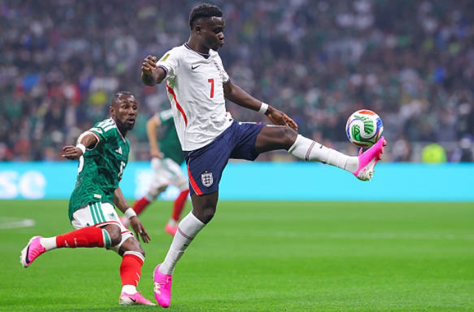 Bukayo Saka (7.3): Một trận đấu đầy nỗ lực của Saka. Anh có pha kiến tạo dọn cỗ để Bellingham mở tỷ số. Dù không duy trì được sự bùng nổ trong suốt trận đấu, nhưng sự hy sinh và khả năng hỗ trợ phòng ngự của anh là rất đáng khen ngợi trước khi bị thay ra.

Harry Kane (8.0): Một bàn thắng từ chấm 11m và một pha kiến tạo giúp Kane tiếp tục nuôi hy vọng trong cuộc đua Chiếc giày vàng. Ngoài vai trò tấn công, đội trưởng tuyển Anh còn gây ấn tượng mạnh với khả năng hỗ trợ phòng ngự tuyệt vời trong thế trận thiếu người.