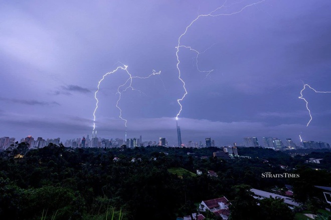 Ảnh bài viết Sét đánh trúng sân bóng khiến một cầu thủ Malaysia tử vong