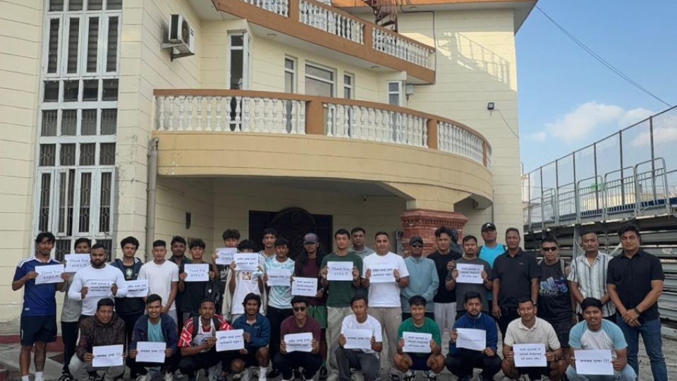 Các cầu thủ và người hâm mộ Nepal tập trung biểu tình sau khi bị FIFA đình chỉ thi đấu. ẢNH: THE KATHMANDU POST.