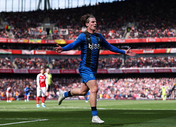 Cổ động viên Man Utd không mặn mà với thương vụ Alex Scott. Ảnh: Getty Images.