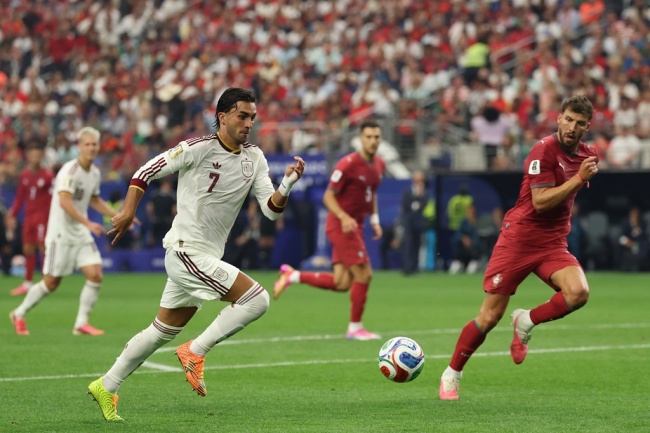 Ruben Dias - 5.7 điểm: Chỉ huy hàng thủ tương đối tốt trong phần lớn thời gian với nhiều pha cản phá không chiến dũng mãnh và tình huống chặn cú sút nguy hiểm của Dani Olmo. Dẫu vậy, anh đã mắc sai lầm vị trí khi bị hút theo bóng trong tình huống Torres chuyền bóng cho Merino ghi bàn định đoạt trận đấu. Ảnh: Sky Sports