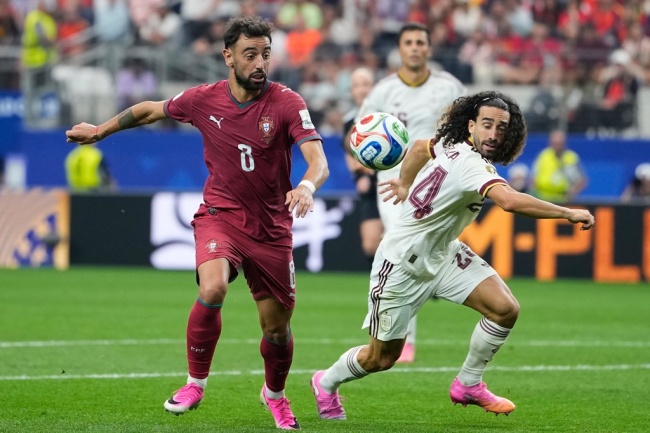 Bruno Fernandes - 5.7 điểm: Fernandes tiếp tục có một trận đấu nhạt nhòa dù đã di chuyển rất rộng để kết nối các tuyến. Ảnh: Sky Sports