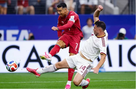 Aymeric Laporte (6.3): Dù có vài thời điểm thiếu thuyết phục trong việc phán đoán, nhưng kinh nghiệm của anh đã giúp hàng thủ Tây Ban Nha giữ được sự liên kết cần thiết. Khả năng không chiến và chỉ huy hàng phòng ngự của Laporte vẫn là điểm tựa vững chắc cho đội hình.

Marc Cucurella (6.3): Một màn trình diễn ổn định ở vị trí hậu vệ trái. Cucurella chơi bóng kỷ luật, giữ cự ly đội hình tốt và gần như không để đối phương có khoảng trống khai thác. Sự xông xáo của anh cũng giúp cánh trái của Tây Ban Nha duy trì được áp lực đều đặn.

Rodri (6.3): "Linh hồn" nơi tuyến giữa với khả năng điều tiết trận đấu thượng hạng. Anh là lá chắn thép giúp bẻ gãy các đợt phản công của Bồ Đào Nha ngay từ giữa sân. Tỉ lệ chuyền bóng chính xác cao của Rodri giúp Tây Ban Nha luôn duy trì được thế trận chủ động.

Pedri (6.0): Một trận đấu khá mờ nhạt của tiền vệ mang áo số 20. Dù di chuyển rất nhiều nhưng anh không tạo ra được những đường chuyền mang tính đột biến cao hay kiểm soát hoàn toàn nhịp độ như kỳ vọng, khiến lối chơi tấn công trung lộ đôi khi bị tắc nghẽn.

Dani Olmo (6.0): Thi đấu thiếu hiệu quả khi bị đối phương vây ráp chặt chẽ. Ngôi sao này gặp khó khăn trong việc tìm kiếm khoảng trống để sáng tạo và không để lại nhiều dấu ấn trước hệ thống phòng ngự kỷ luật của đội bóng áo bã trầu.

Lamine Yamal (6.3): Vẫn là mối đe dọa thường trực bên cánh phải nhờ kỹ thuật và tốc độ. Dù bị đối phương chăm sóc kỹ lưỡng và không có nhiều khoảng trống, Yamal vẫn kịp để lại dấu ấn với những nỗ lực dứt điểm hiểm hóc, buộc thủ môn đối phương phải cứu thua.

Alex Baena (6.0): Có một vài khoảnh khắc le lói nhưng nhìn chung là chưa đủ để tạo nên sự khác biệt. Baena thiếu đi sự đột phá cần thiết ở hành lang cánh và thường xuyên phải thực hiện các đường chuyền an toàn thay vì mạo hiểm đột phá vào vòng cấm.

Mikel Oyarzabal (6.3): Đóng vai trò là tiền đạo mục tiêu, Oyarzabal đã rất nỗ lực tì đè và làm tường. Dù bỏ lỡ một cơ hội ngon ăn trong hiệp một, nhưng tầm hoạt động rộng của anh đã tiêu tốn không ít thể lực của các trung vệ đối phương suốt cả trận.

Mikel Merino (6.3): Thay cho Dani Olmo (phút 85). Anh chính là người hùng của trận đấu với bàn thắng quý như vàng ở phút 91. Khả năng chọn vị trí thông minh và pha dứt điểm lạnh lùng của Merino đã mở toang cánh cửa vào vòng trong cho Tây Ban Nha.