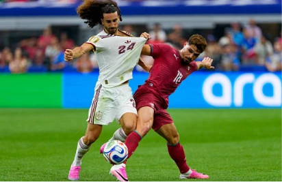 Marc Cucurella (6.3): Một màn trình diễn ổn định ở vị trí hậu vệ trái. Cucurella chơi bóng kỷ luật, giữ cự ly đội hình tốt và gần như không để đối phương có khoảng trống khai thác. Sự xông xáo của anh cũng giúp cánh trái của Tây Ban Nha duy trì được áp lực đều đặn.

Rodri (6.3): "Linh hồn" nơi tuyến giữa với khả năng điều tiết trận đấu thượng hạng. Anh là lá chắn thép giúp bẻ gãy các đợt phản công của Bồ Đào Nha ngay từ giữa sân. Tỉ lệ chuyền bóng chính xác cao của Rodri giúp Tây Ban Nha luôn duy trì được thế trận chủ động.

Pedri (6.0): Một trận đấu khá mờ nhạt của tiền vệ mang áo số 20. Dù di chuyển rất nhiều nhưng anh không tạo ra được những đường chuyền mang tính đột biến cao hay kiểm soát hoàn toàn nhịp độ như kỳ vọng, khiến lối chơi tấn công trung lộ đôi khi bị tắc nghẽn.

Dani Olmo (6.0): Thi đấu thiếu hiệu quả khi bị đối phương vây ráp chặt chẽ. Ngôi sao này gặp khó khăn trong việc tìm kiếm khoảng trống để sáng tạo và không để lại nhiều dấu ấn trước hệ thống phòng ngự kỷ luật của đội bóng áo bã trầu.

Lamine Yamal (6.3): Vẫn là mối đe dọa thường trực bên cánh phải nhờ kỹ thuật và tốc độ. Dù bị đối phương chăm sóc kỹ lưỡng và không có nhiều khoảng trống, Yamal vẫn kịp để lại dấu ấn với những nỗ lực dứt điểm hiểm hóc, buộc thủ môn đối phương phải cứu thua.

Alex Baena (6.0): Có một vài khoảnh khắc le lói nhưng nhìn chung là chưa đủ để tạo nên sự khác biệt. Baena thiếu đi sự đột phá cần thiết ở hành lang cánh và thường xuyên phải thực hiện các đường chuyền an toàn thay vì mạo hiểm đột phá vào vòng cấm.

Mikel Oyarzabal (6.3): Đóng vai trò là tiền đạo mục tiêu, Oyarzabal đã rất nỗ lực tì đè và làm tường. Dù bỏ lỡ một cơ hội ngon ăn trong hiệp một, nhưng tầm hoạt động rộng của anh đã tiêu tốn không ít thể lực của các trung vệ đối phương suốt cả trận.

Mikel Merino (6.3): Thay cho Dani Olmo (phút 85). Anh chính là người hùng của trận đấu với bàn thắng quý như vàng ở phút 91. Khả năng chọn vị trí thông minh và pha dứt điểm lạnh lùng của Merino đã mở toang cánh cửa vào vòng trong cho Tây Ban Nha.
