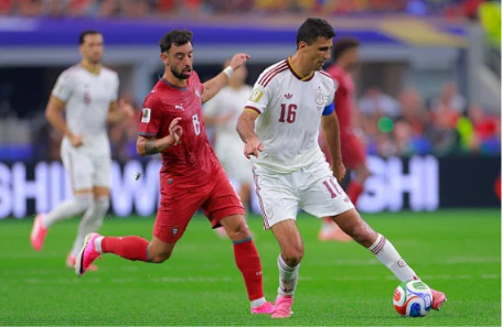 Rodri (6.3): "Linh hồn" nơi tuyến giữa với khả năng điều tiết trận đấu thượng hạng. Anh là lá chắn thép giúp bẻ gãy các đợt phản công của Bồ Đào Nha ngay từ giữa sân. Tỉ lệ chuyền bóng chính xác cao của Rodri giúp Tây Ban Nha luôn duy trì được thế trận chủ động.

Pedri (6.0): Một trận đấu khá mờ nhạt của tiền vệ mang áo số 20. Dù di chuyển rất nhiều nhưng anh không tạo ra được những đường chuyền mang tính đột biến cao hay kiểm soát hoàn toàn nhịp độ như kỳ vọng, khiến lối chơi tấn công trung lộ đôi khi bị tắc nghẽn.

Dani Olmo (6.0): Thi đấu thiếu hiệu quả khi bị đối phương vây ráp chặt chẽ. Ngôi sao này gặp khó khăn trong việc tìm kiếm khoảng trống để sáng tạo và không để lại nhiều dấu ấn trước hệ thống phòng ngự kỷ luật của đội bóng áo bã trầu.

Lamine Yamal (6.3): Vẫn là mối đe dọa thường trực bên cánh phải nhờ kỹ thuật và tốc độ. Dù bị đối phương chăm sóc kỹ lưỡng và không có nhiều khoảng trống, Yamal vẫn kịp để lại dấu ấn với những nỗ lực dứt điểm hiểm hóc, buộc thủ môn đối phương phải cứu thua.

Alex Baena (6.0): Có một vài khoảnh khắc le lói nhưng nhìn chung là chưa đủ để tạo nên sự khác biệt. Baena thiếu đi sự đột phá cần thiết ở hành lang cánh và thường xuyên phải thực hiện các đường chuyền an toàn thay vì mạo hiểm đột phá vào vòng cấm.

Mikel Oyarzabal (6.3): Đóng vai trò là tiền đạo mục tiêu, Oyarzabal đã rất nỗ lực tì đè và làm tường. Dù bỏ lỡ một cơ hội ngon ăn trong hiệp một, nhưng tầm hoạt động rộng của anh đã tiêu tốn không ít thể lực của các trung vệ đối phương suốt cả trận.

Mikel Merino (6.3): Thay cho Dani Olmo (phút 85). Anh chính là người hùng của trận đấu với bàn thắng quý như vàng ở phút 91. Khả năng chọn vị trí thông minh và pha dứt điểm lạnh lùng của Merino đã mở toang cánh cửa vào vòng trong cho Tây Ban Nha.