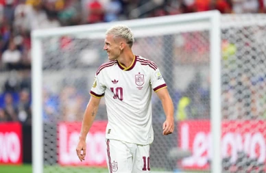 Dani Olmo (6.0): Thi đấu thiếu hiệu quả khi bị đối phương vây ráp chặt chẽ. Ngôi sao này gặp khó khăn trong việc tìm kiếm khoảng trống để sáng tạo và không để lại nhiều dấu ấn trước hệ thống phòng ngự kỷ luật của đội bóng áo bã trầu.

Lamine Yamal (6.3): Vẫn là mối đe dọa thường trực bên cánh phải nhờ kỹ thuật và tốc độ. Dù bị đối phương chăm sóc kỹ lưỡng và không có nhiều khoảng trống, Yamal vẫn kịp để lại dấu ấn với những nỗ lực dứt điểm hiểm hóc, buộc thủ môn đối phương phải cứu thua.

Alex Baena (6.0): Có một vài khoảnh khắc le lói nhưng nhìn chung là chưa đủ để tạo nên sự khác biệt. Baena thiếu đi sự đột phá cần thiết ở hành lang cánh và thường xuyên phải thực hiện các đường chuyền an toàn thay vì mạo hiểm đột phá vào vòng cấm.

Mikel Oyarzabal (6.3): Đóng vai trò là tiền đạo mục tiêu, Oyarzabal đã rất nỗ lực tì đè và làm tường. Dù bỏ lỡ một cơ hội ngon ăn trong hiệp một, nhưng tầm hoạt động rộng của anh đã tiêu tốn không ít thể lực của các trung vệ đối phương suốt cả trận.

Mikel Merino (6.3): Thay cho Dani Olmo (phút 85). Anh chính là người hùng của trận đấu với bàn thắng quý như vàng ở phút 91. Khả năng chọn vị trí thông minh và pha dứt điểm lạnh lùng của Merino đã mở toang cánh cửa vào vòng trong cho Tây Ban Nha.